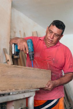 Bir marangozhanede tek başına çalışan bir adam.