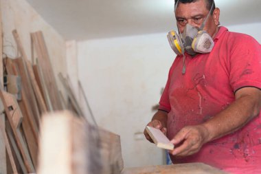 Maskeli bir marangoz ahşapla çalışıyor, yakın plan..