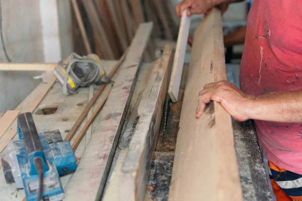 Mãos Carpinteiro Organizando Madeira Antes Iniciar Trabalho — Fotografia de Stock