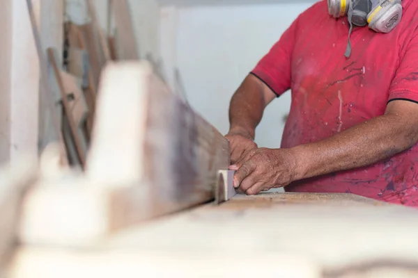 Carpinteiro Latino Com Uma Máscara Trabalhando Com Madeira Close — Fotografia de Stock