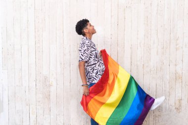Sembolik LGBTQ çizgilerini temsil eden çok renkli bayrağı olan kadın