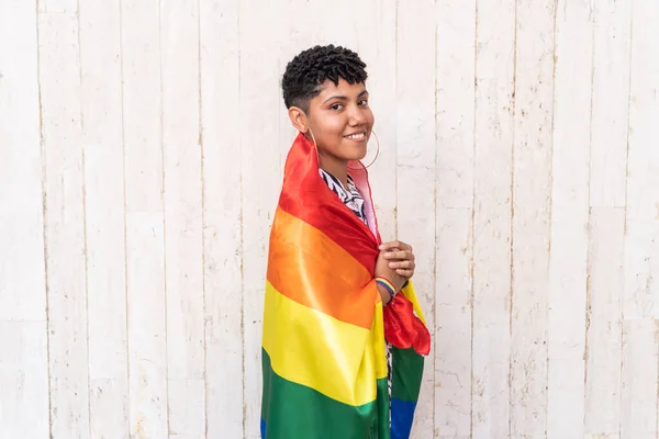 具有代表男女同性恋 双性恋 变性者 变性者和两性人符号条纹的彩旗的拉丁妇女 — 图库照片