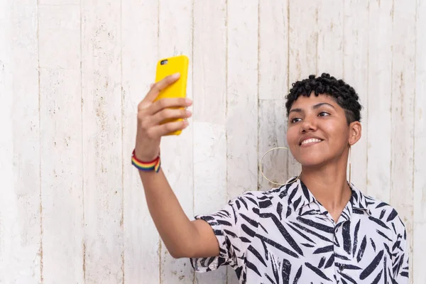 Latina Mulher Tomando Selfie Dia Ensolarado — Fotografia de Stock