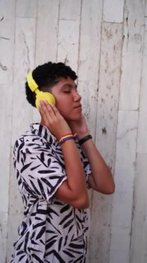 Sokakta müzik dinleyen lezbiyen kadın.