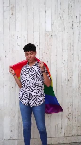 Afro Γυναίκα Ποζάρουν Σημαία Ουράνιο Τόξο — Αρχείο Βίντεο