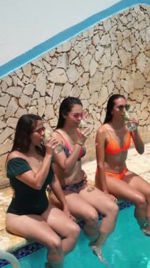 Bir grup arkadaş yaz tatilini birlikte geçiriyor.