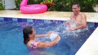 Latin çift havuz kenarında dinleniyor.