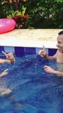 Latin Olgun Çift Havuz kenarında dinleniyor