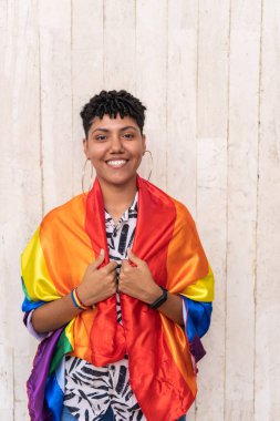 Gökkuşağı bayrağı tutan kendinden emin LGBTQIA kadını