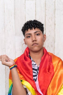 Gurura sarılmış gülümseyen lezbiyen kadın