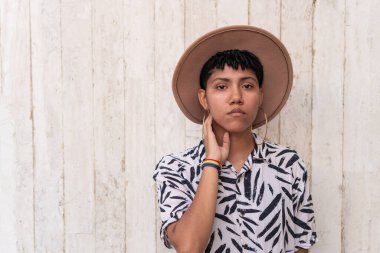 Sokakta poz veren çekici, ikili olmayan kişi