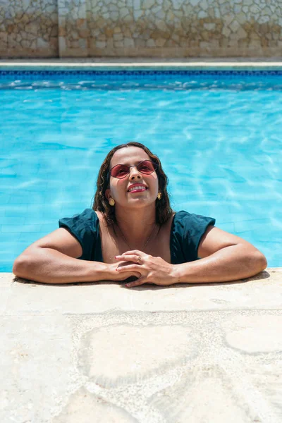 Woman Sunglasses Relaxing Sunbathing Sunny Summer Pool —  Fotos de Stock