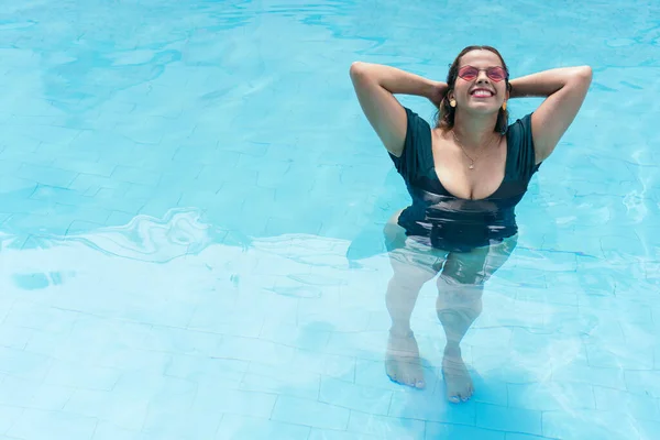 Attractive Curvy Woman Green Swimsuit Lounging Pool — Stock Fotó