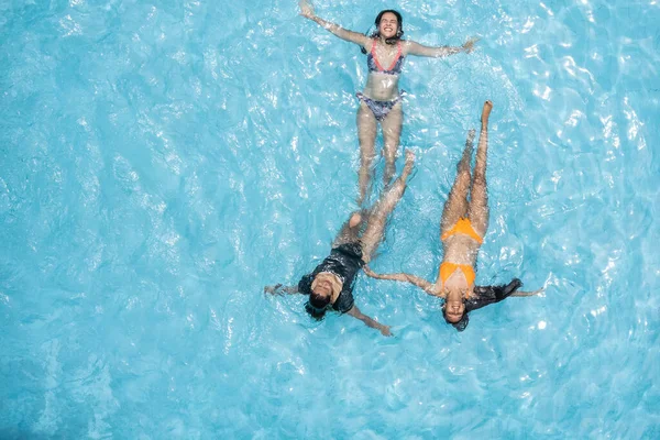 Three Women Bikinis Floating Sunny Summer Swimming Pool — Stockfoto
