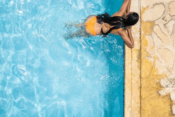 Woman Bikini Enjoying Sunny Summer Swimming Pool — Stockfoto