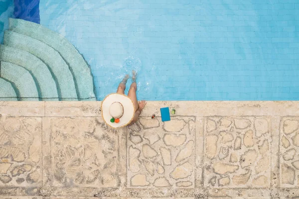 Vrouw Met Zonnehoed Ontspannen Zonnebaden Zomer Zwembad — Stockfoto