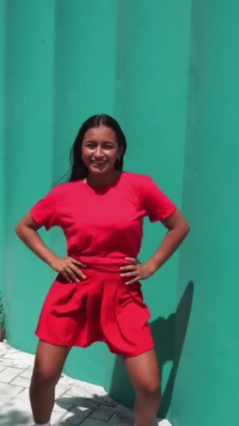 Latin Woman Performing Dance Pose Park — Stok video