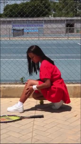 Latin Tennis Player Massaging Her Leg — Stok video
