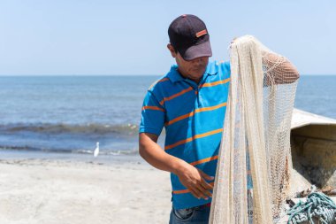 Kolombiya 'daki balıkçı. Sakin ve güneşli bir günde Latin Amerika 'da bir balıkçı. Kapat.