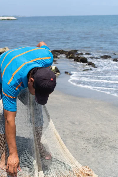 Fisherman Repairing Net Used Fishing Colombian Beach Lifestyle Indigenous Communities — Stock fotografie
