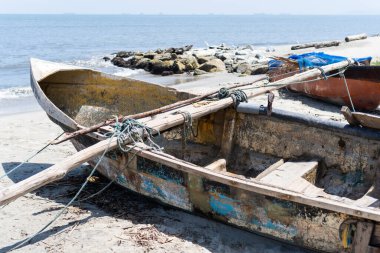 Deniz kıyısındaki yerel balıkçı teknesi.