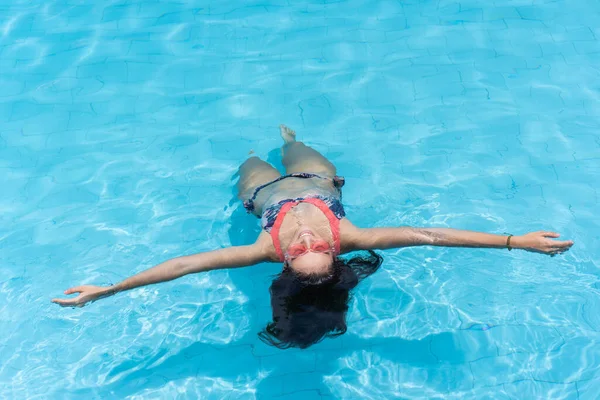 Latin Woman Floating Her Back Pool — Stockfoto
