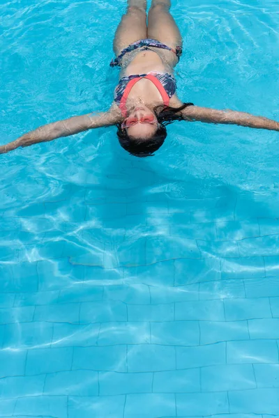 Woman Floating Her Back Pool — Stockfoto