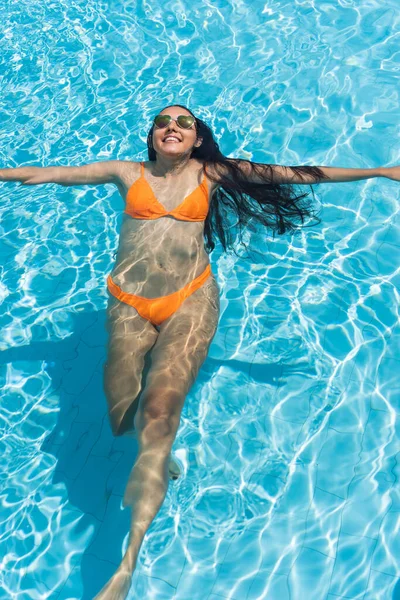 Woman Orange Bikini Floating Sunny Summer Swimming Pool — Stockfoto
