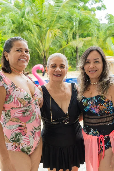 Mulheres Seniores Amigos Retrato Piscina — Fotografia de Stock