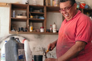 Erkek bir marangoz dükkanında ahşap işçiliği yapıyor.