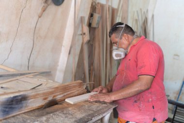 bir ağaç işleme makinesi marangozluk atölye ayakta, ahşap parçası dönerek adam