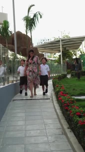 Mother Her Children Leaving Home School — Stockvideo