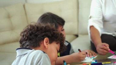 Oturma odasında oynayan iki çocuk.