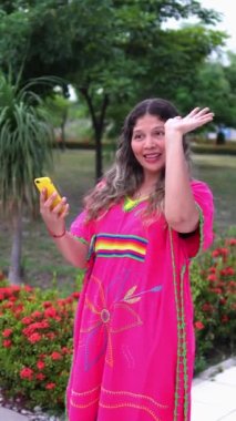 Çok ırklı kadınlar parkta geziniyor..