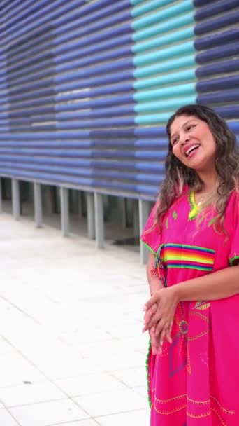 Two Latina Friends Reunited City — Stok video