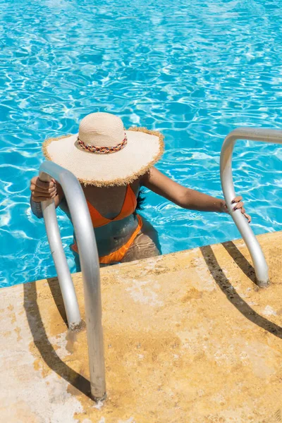 Latin Woman Sun Hat Bikini Getting Out Sunny Summer Swimming — Stockfoto