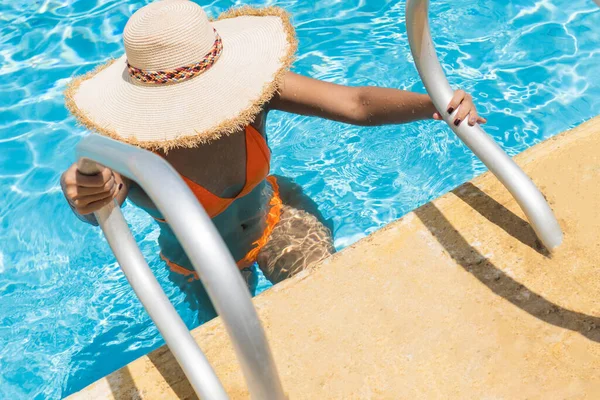 Vrouw Met Zonnehoed Bikini Die Uit Het Zonnige Zomerzwembad Komt — Stockfoto