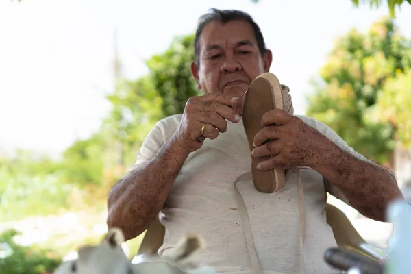 Latino Cobbler Who Repairs Shoes Street — Fotografia de Stock