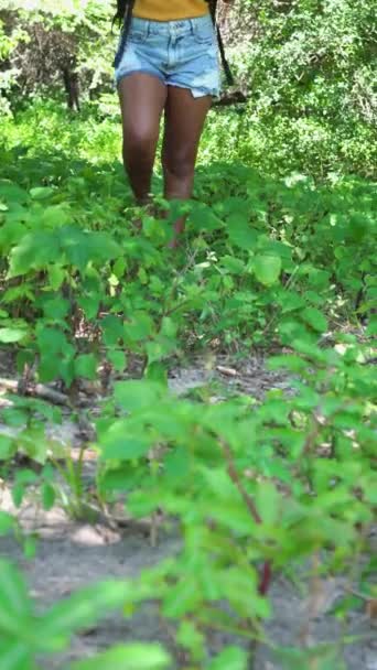 Женщина Путешествующая Природе Женщина Ходит Сандалиях Лесу — стоковое видео