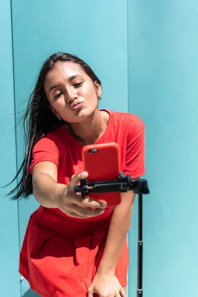 Молодая Женщина Записывает Контент Своих Социальных Сетей Помощью Мобильного Телефона — стоковое фото