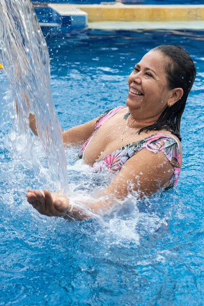 Latin Woman Standing Water Stream Pool — Zdjęcie stockowe