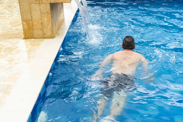 Érett Férfi Úszás Medencében — Stock Fotó