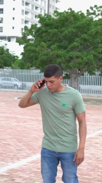 Latin Man Talking His Phone While Walking Park — Video Stock
