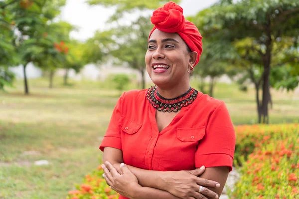 Positive Afro Lady Smiling While Standing Park — Stockfoto