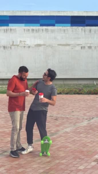 Δύο Skateboarders Στέκεται Μιλώντας Στο Πάρκο — Αρχείο Βίντεο