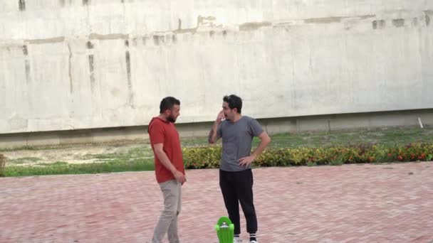 Two Men Talking Skateboards Park — Wideo stockowe