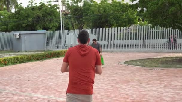 Latin Man Φωτογραφίζει Φίλο Του Skateboarding Στο Πάρκο — Αρχείο Βίντεο