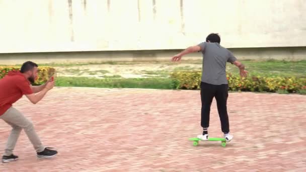 Άνθρωπος Φωτογραφίζει Φίλο Του Skateboarding Στο Πάρκο — Αρχείο Βίντεο