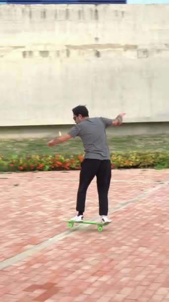 Man Recording His Friend While Skateboarding His Cell Phone — Vídeo de stock