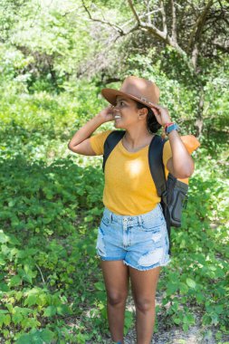 Sırt çantalı bir kadın yürüyüşçünün portresi.